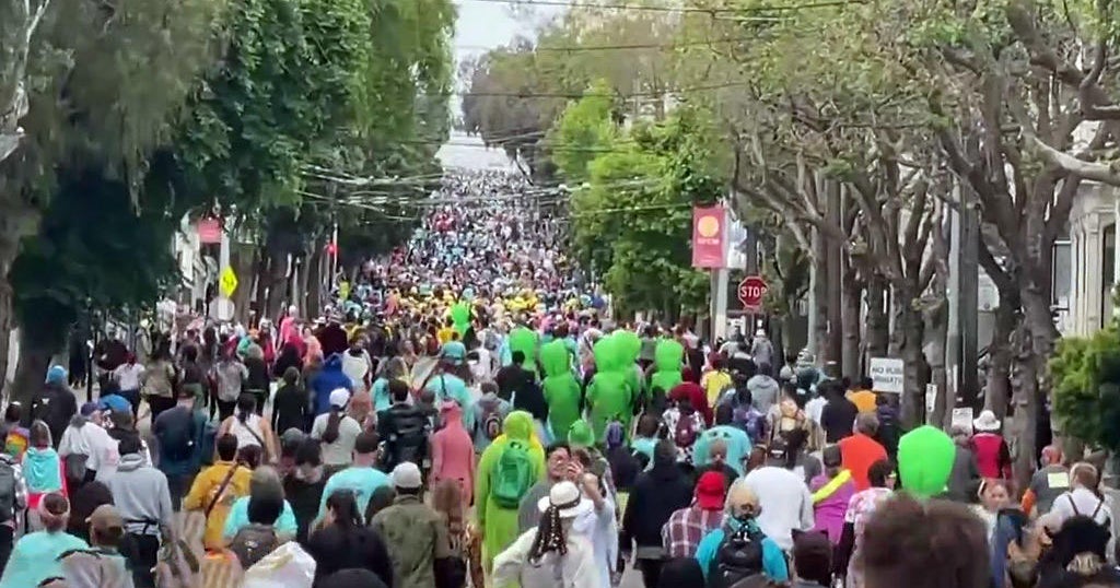 Thousands fill San Francisco streets for Bay to Breakers - CBS San ...