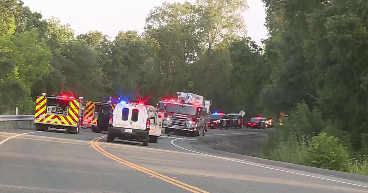 1 dead in head-on crash on Old River Road in Yolo County - CBS Sacramento