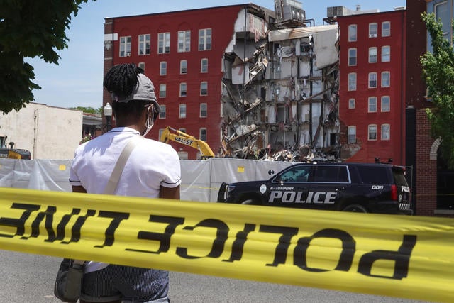 El edificio de apartamentos de seis pisos se derrumba parcialmente en Davenport, Iowa