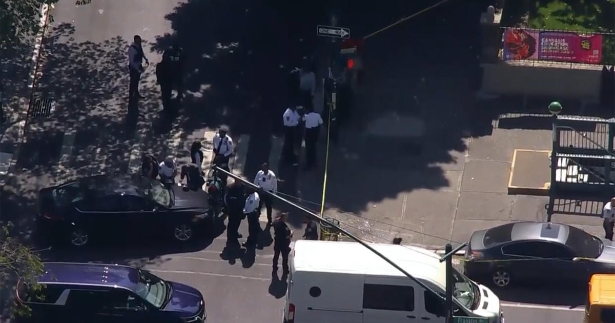 2 teenagers shot in deli in Crown Heights, Brooklyn - CBS New York
