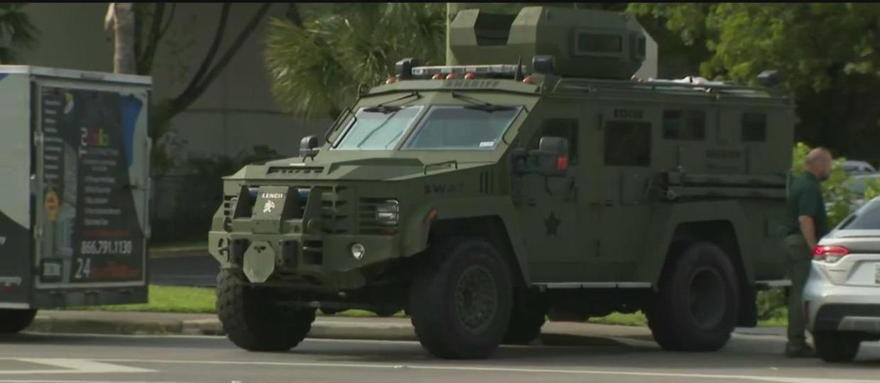 Swat Team Arrests Man Barricaded In Dania Beach Motel Room Cbs Miami