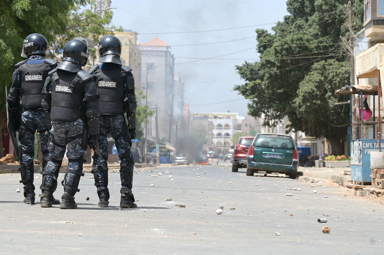 Political clashes in Senegal leaves 15 dead - CBS News
