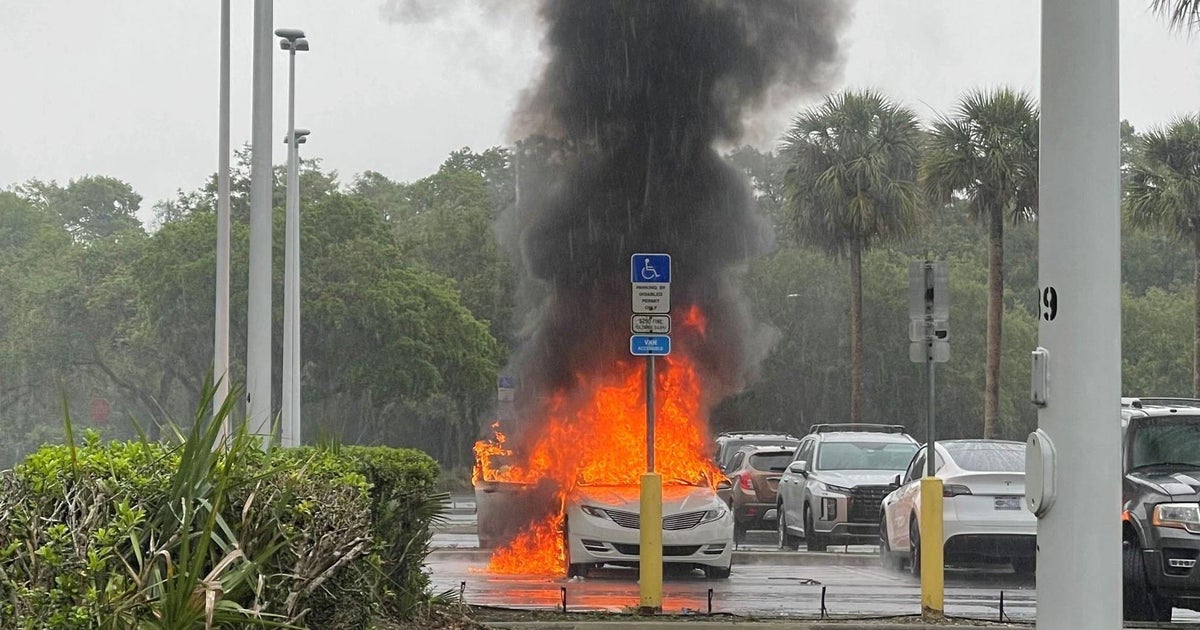 A Florida woman’s car or truck caught hearth with her kids inside of even though she allegedly shoplifted in a shopping mall