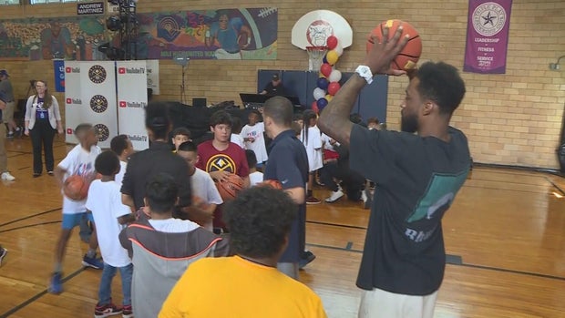 Los jugadores de los Nuggets donan un centro STEM con temática del equipo al Arthur E. Johnson Boys & Girls Club Nuggets players donate team-themed STEM center to Arthur E. Johnson Boys & Girls Club