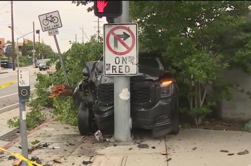 Driver abandons SUV smashed into Silver Lake street light pole - CBS ...