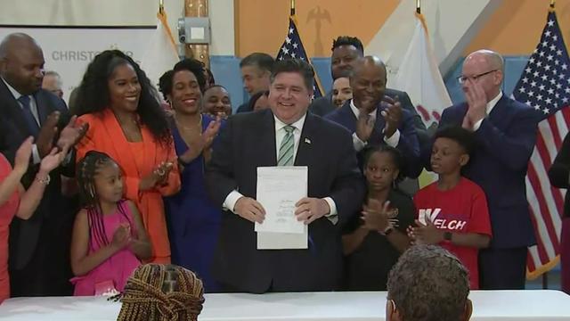 pritzker-signs-budget.jpg 