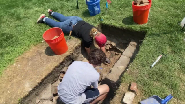 Lake Forest College archaeology student dig at IIT 