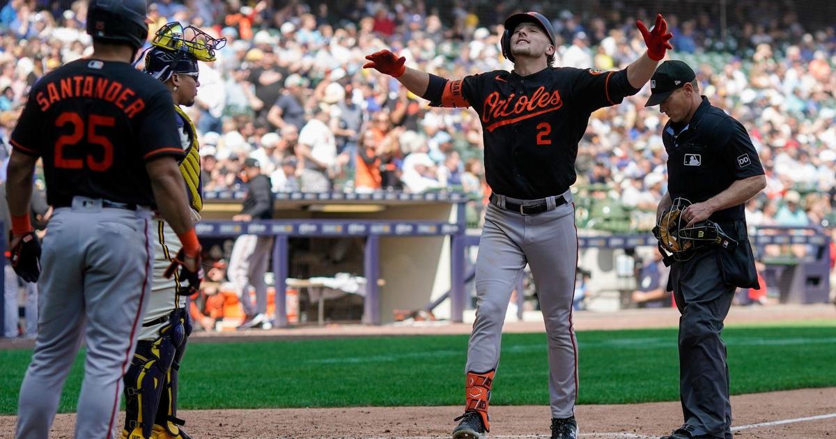 Gunnar blasts clutch homer, bullpen hangs on as Orioles nip Giants