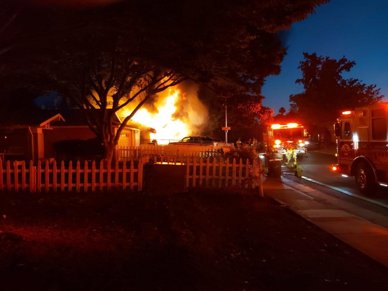 Garage fire in Rancho Cordova displaces 2 - CBS Sacramento