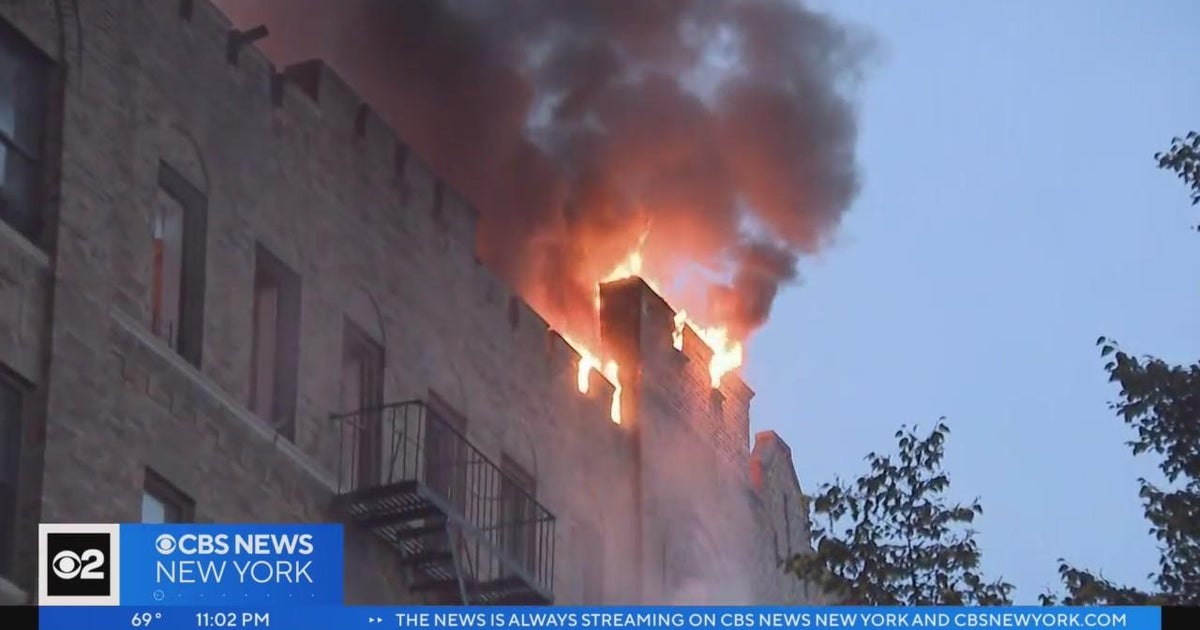5 hurt, including 1 firefighter, in Bronx apartment building fire - CBS ...