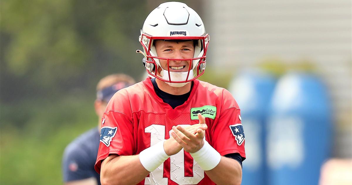 Julian Edelman shows up to final minicamp session in Bruins jersey