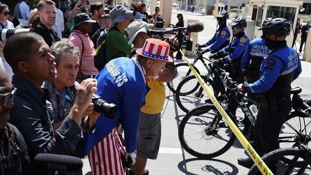 cbsn-fusion-protesters-arrive-tensions-rise-before-trump-arraignment-thumbnail-2046614-640x360.jpg 