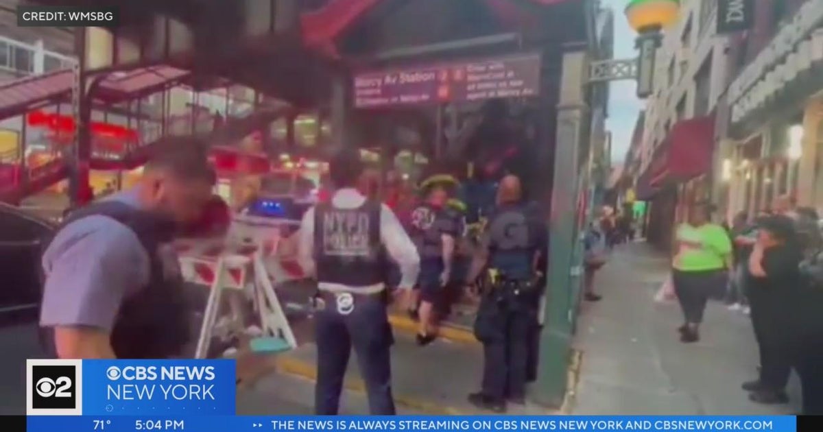 Man charged in deadly Brooklyn subway stabbing - CBS New York