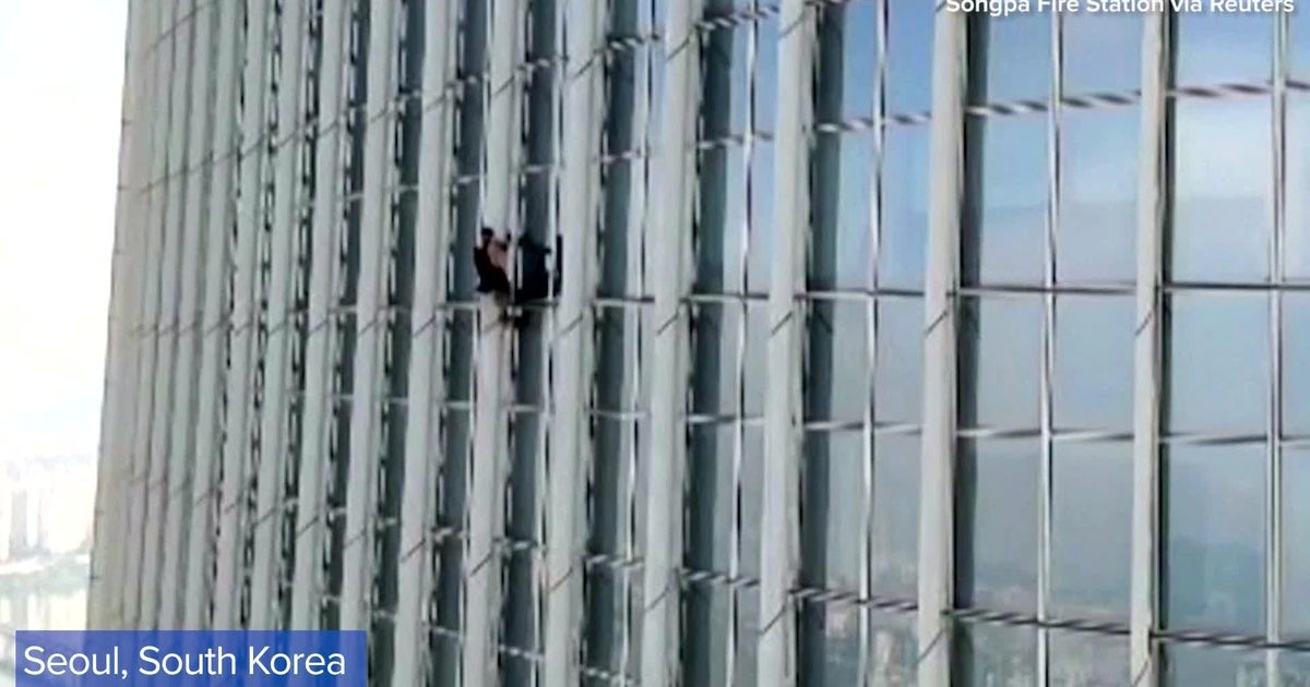 Man attempts to climb world's sixth tallest building with no ropes ...