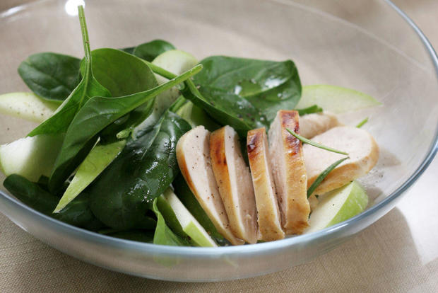 Salad with spinach, green apples and grilled chicken with rosemary 