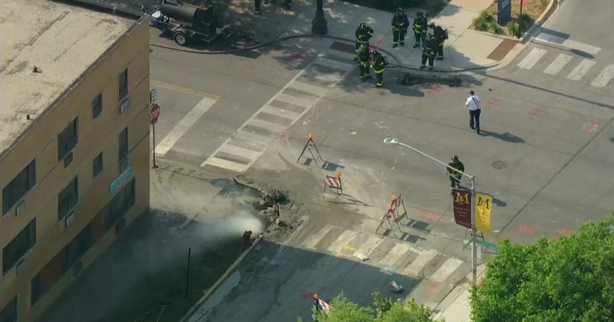 Gas main ruptures, sends vapor blasting in Marquette Park - CBS Chicago