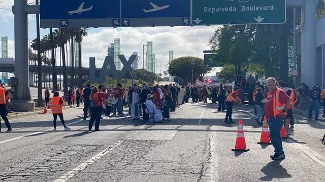 hotel-workers-strike-near-lax.jpg 