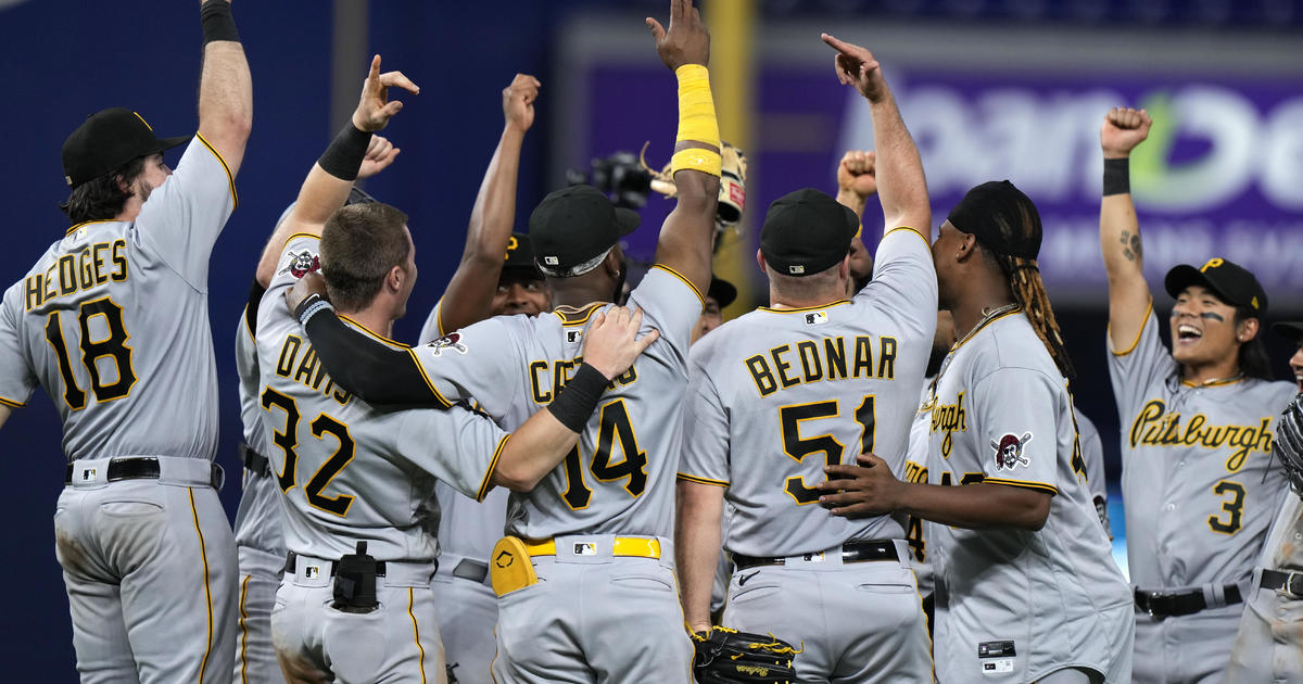 Pirates rally in 9th to conquer Marlins 3-1