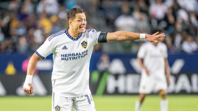 LA Galaxy star Javier “Chicharito” Hernández tears ligament in right knee,  out for season – NBC Los Angeles