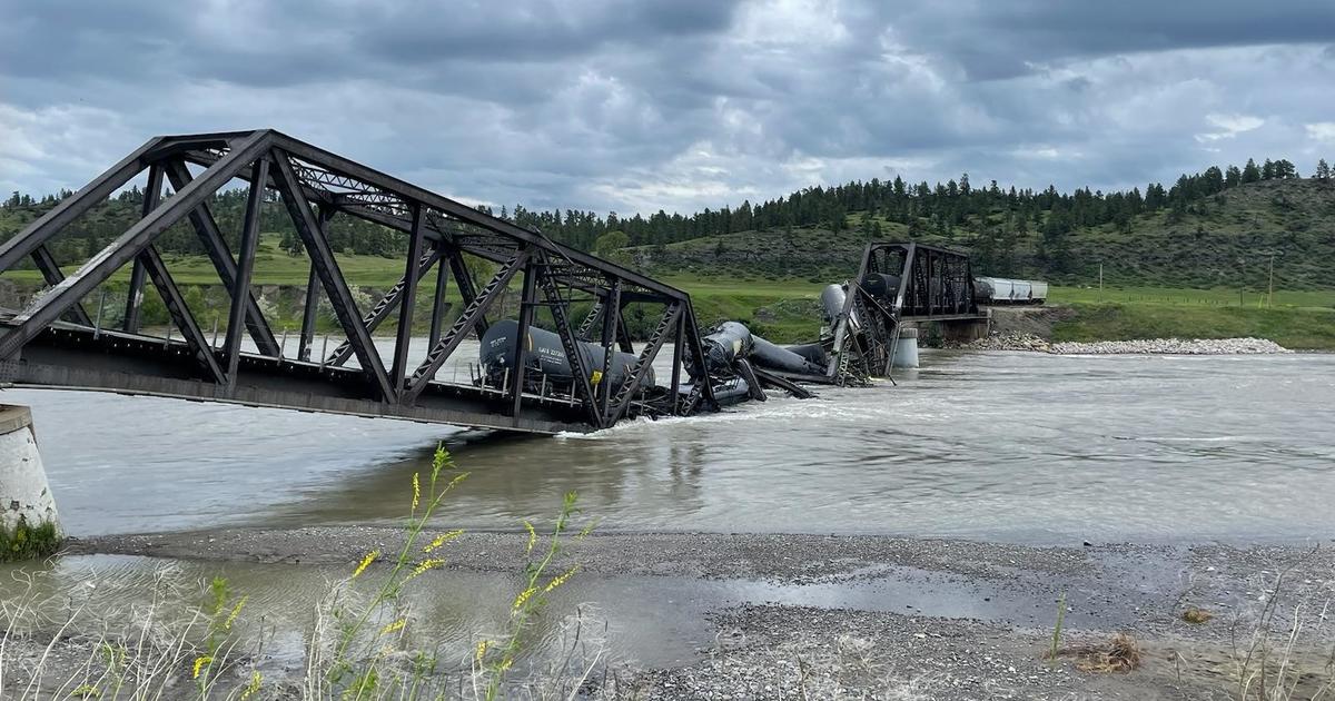 أثار انحراف قطار عن مساره في نهر يلوستون استجابة فيدرالية