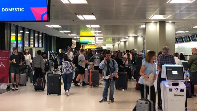 newark-airport-delays-tues-ama.jpg 