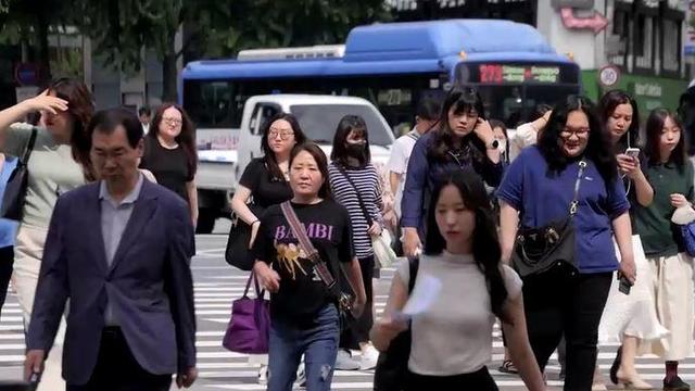 seoul-generic-people-on-street-south-korea.jpg 