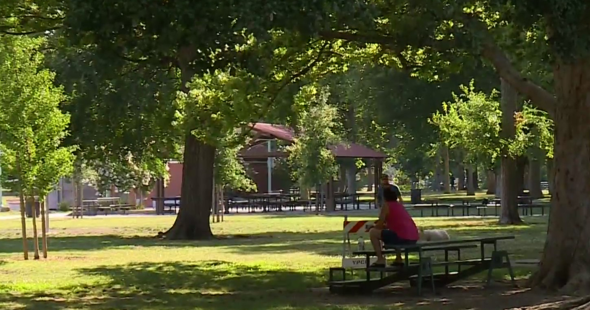 Sacramento crowds head outdoors ahead of first day of triple digit heat Sacramento crowds head outdoors ahead of first day of triple digit heat