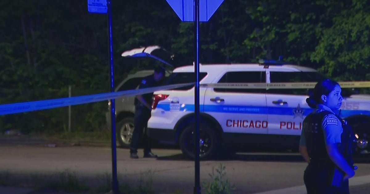 Driver shot, crashed into tree in West Garfield Park - CBS Chicago