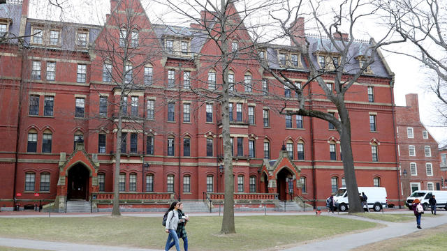 Students walking through Harvard Yard 