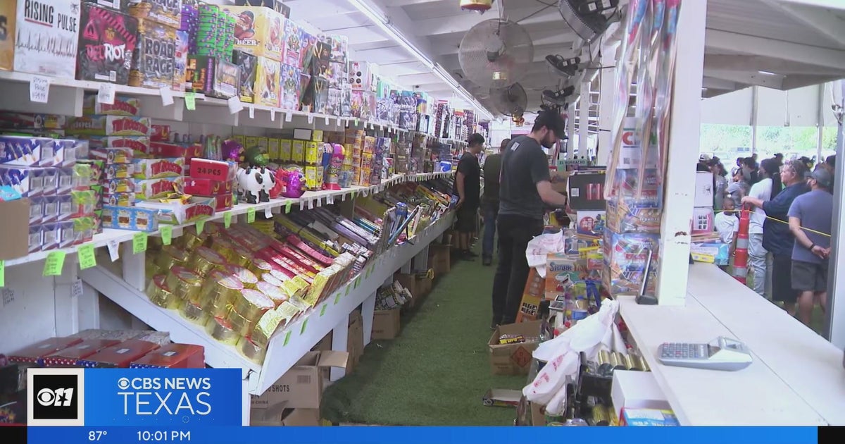 People flock to Pyro Penny's for Fourth of July fireworks - CBS Texas