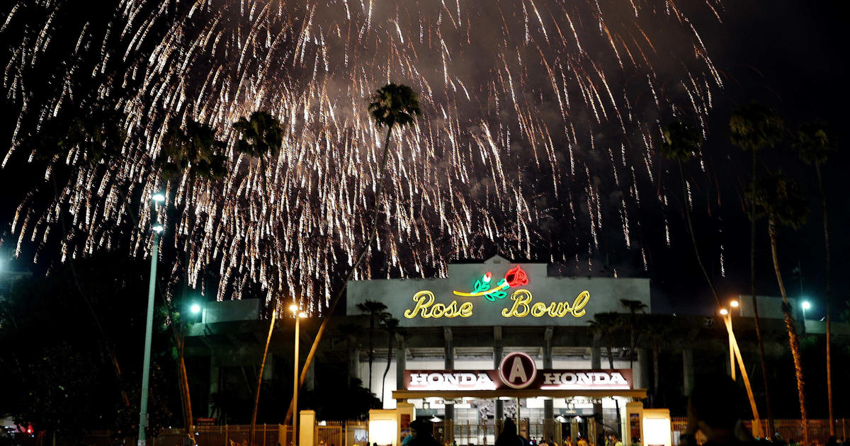 MLS record crowd of 82,110 sees El Trafico at the Rose Bowl – NBC