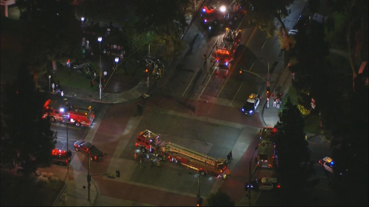 4 people in critical condition and crash in Woodland Hills - CBS Los ...