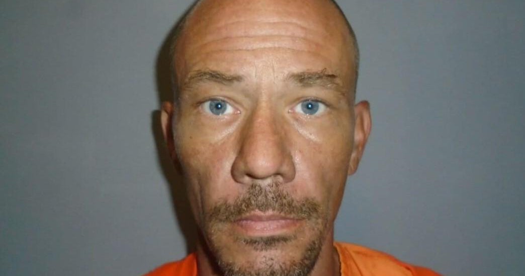 Cold-case murder suspect captured after slipping out of handcuffs and shackles at gas station in Montana Cold-case murder suspect captured after slipping out of handcuffs and shackles at gas station in Montana