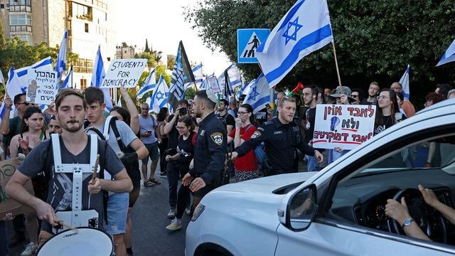 cbsn-fusion-protests-erupt-across-israel-over-new-supreme-court-bill-thumbnail-2117796-640x360.jpg 