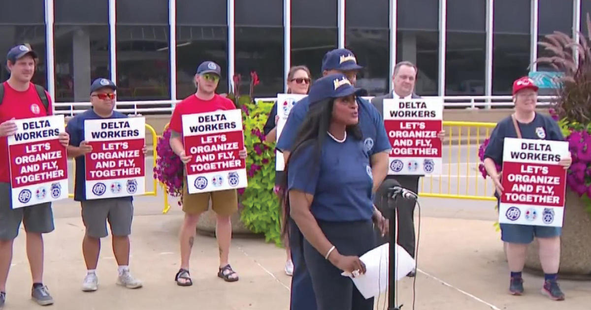 Delta workers at MSP Airport rally in favor of unionizing
