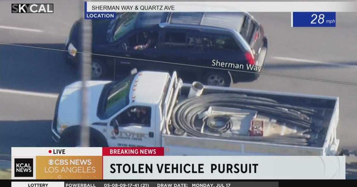 Driver tries to communicate with suspect driving stolen truck - CBS Los ...