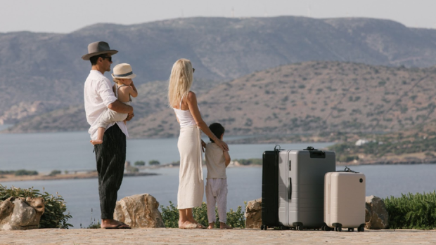 Family on a summer vacation with Monos luggage 