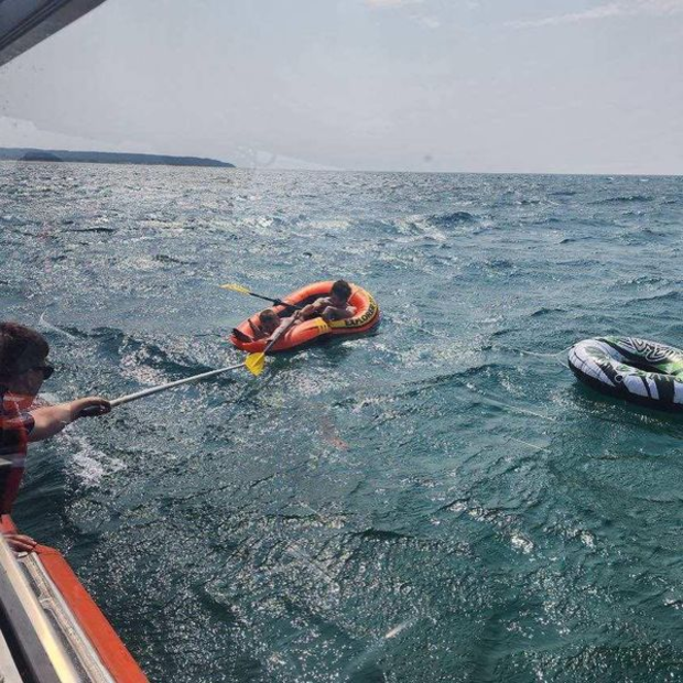 children-found-adrift-on-inflatables-lake-michigan.png 