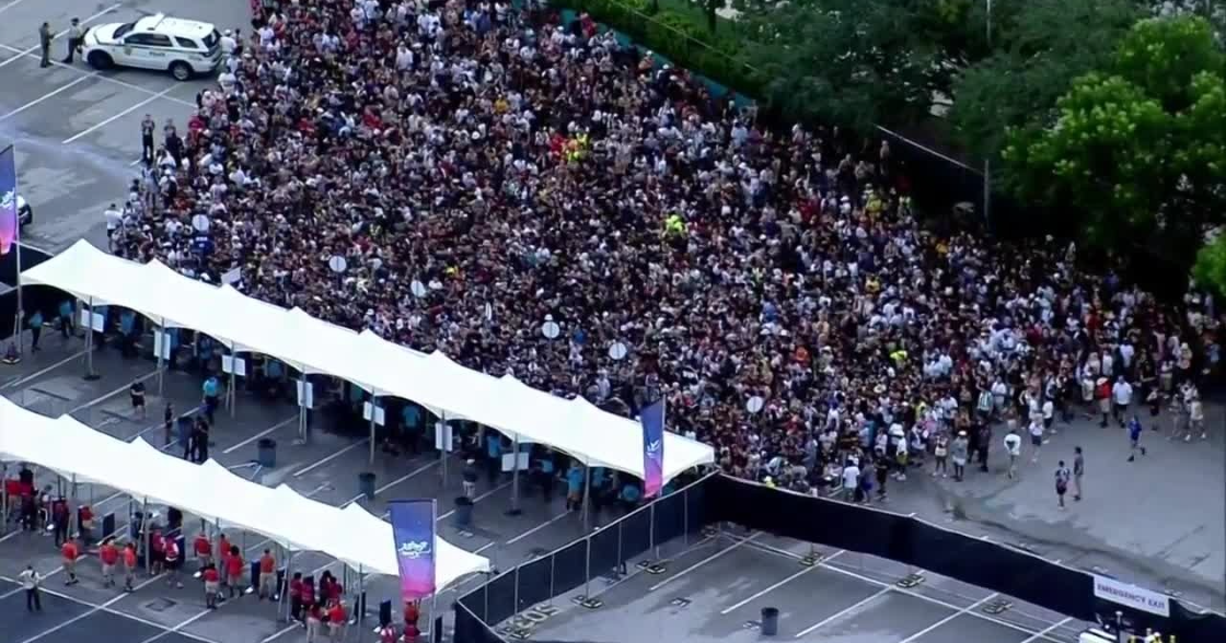 Rolling Loud supporters flock to yearly festival inspite of sweltering weather conditions conditions Rolling Loud supporters flock to yearly festival inspite of sweltering weather conditions conditions