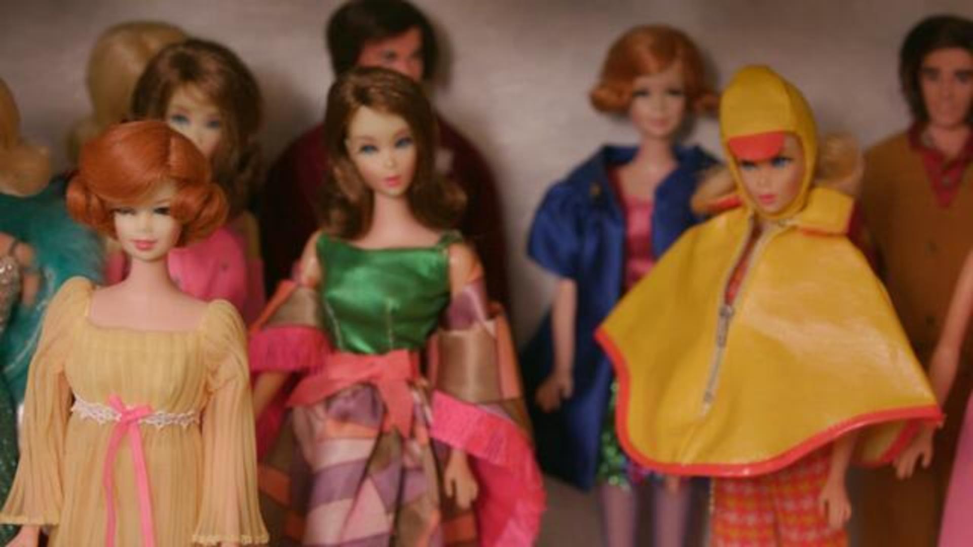Barbies from the 1960s and 70s.  Vintage barbie clothes, Old