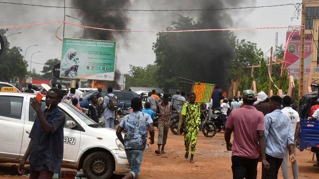 cbsn-fusion-soldiers-in-niger-announced-coup-as-guards-thumbnail-2160511-640x360.jpg 