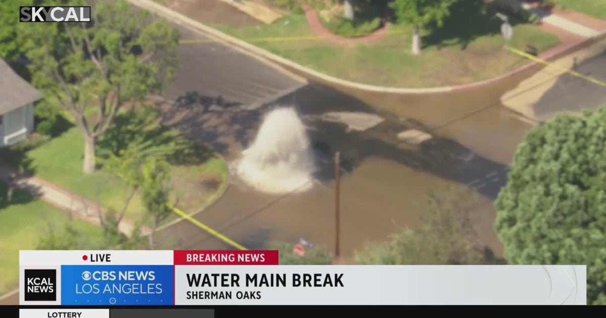 Water main break floods streets of Sherman Oaks - CBS Los Angeles