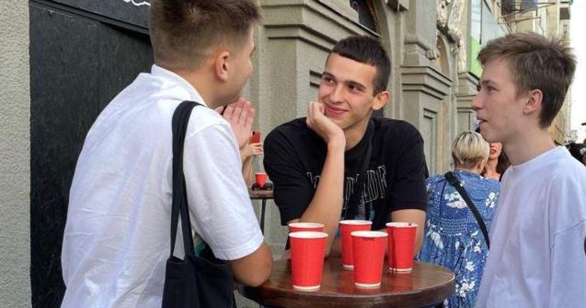 Харков Украйна — лятна вечер кафене на тротоара усмихнати приятели