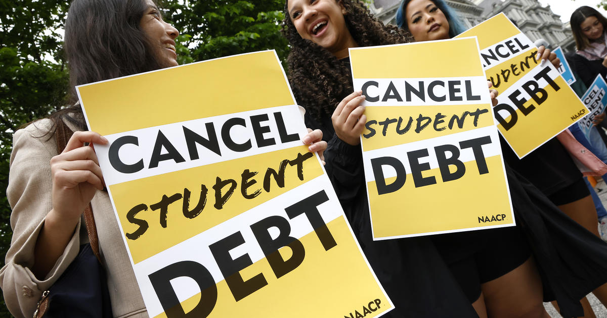 Администрацията на Байдън опрощава 1,2 милиарда долара студентски дълг на 153 000 кредитополучатели. Ето кой отговаря на изискванията.