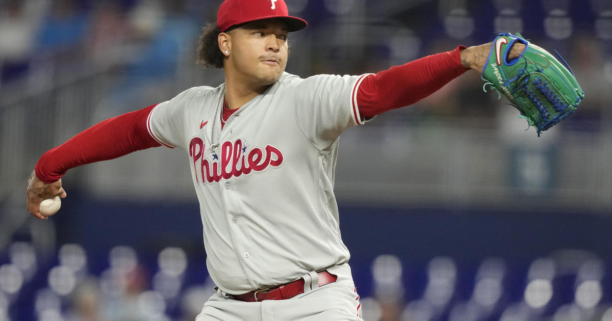 Lee, Phillies crush Braves
