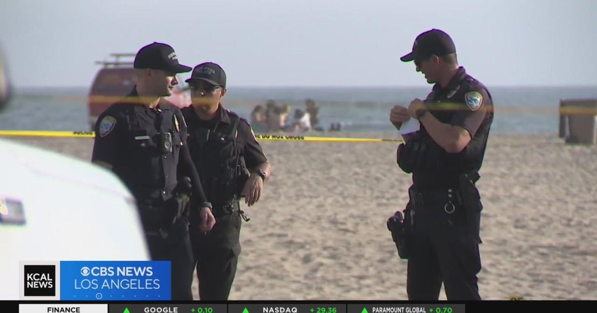 Man stabbed outside restroom at Santa Monica Beach - CBS Los Angeles