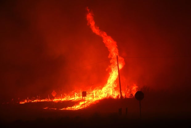 O Dixie Fire continua queimando no norte da Califórnia