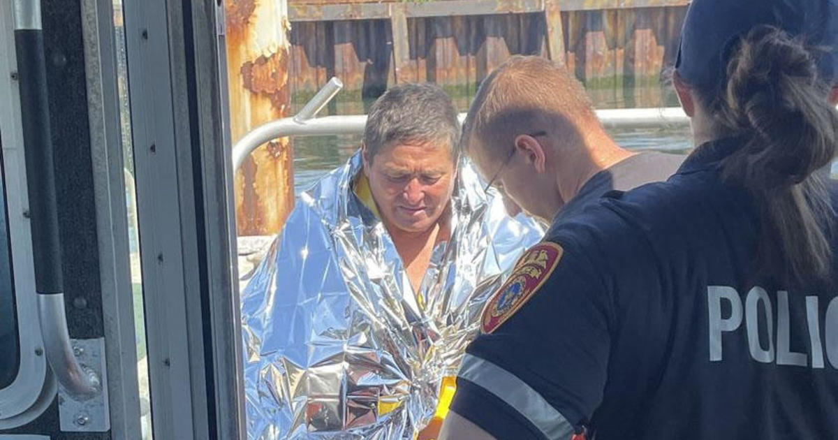 63-годишен мъж бе спасен край Лонг Айлънд в Ню Йорк, след като газеше вода в продължение на 5 часа и развяваше импровизиран флаг