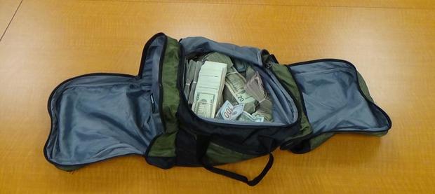 duffel-bag-containing-300500-in-cash-1.jpg 