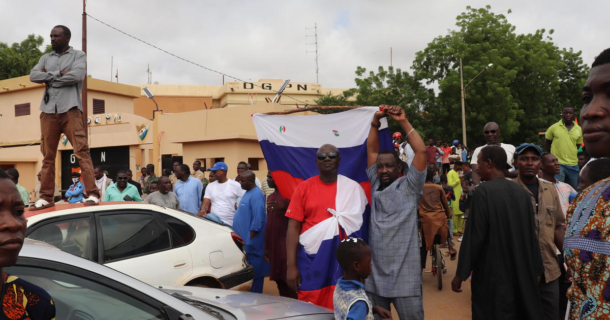 Лидерът на преврата в Нигер получава подкрепа по улиците, с развети руски знамена и от други режими след преврата